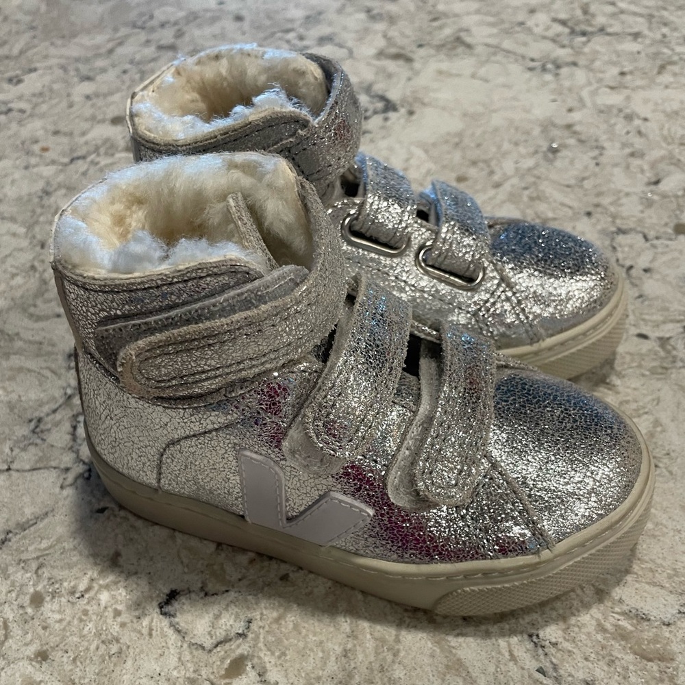 VEJA mid shoes